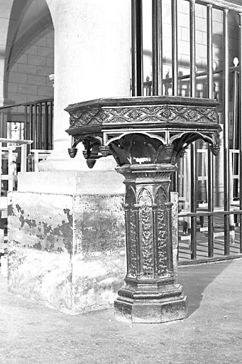 Vue d'un bénitier en fonte. © Yves Sancey / Région Bourgogne-Franche-Comté, Inventaire du patrimoine - 1974