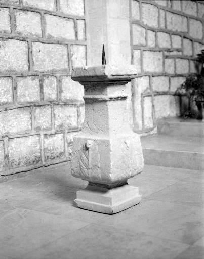 Support de bénitier ou de cuve baptismale. © Yves Sancey / Région Bourgogne-Franche-Comté, Inventaire du patrimoine - 1974