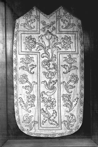 Chasuble brodée de paille et verroterie : vue de face. © Yves Sancey / Région Bourgogne-Franche-Comté, Inventaire du patrimoine - 1974