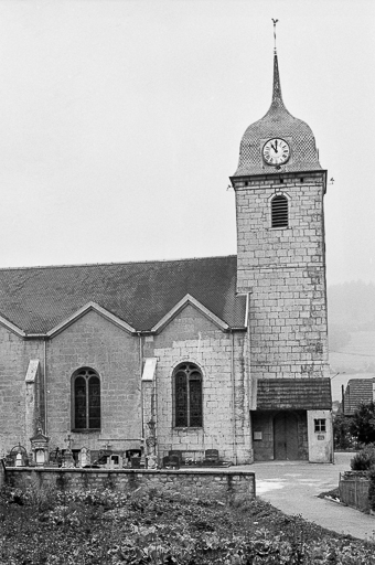 Façade latérale gauche et clocher. © Gilbert Poinsot / Région Bourgogne-Franche-Comté, Inventaire du patrimoine - 1974