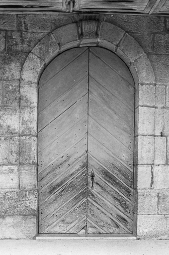 Portail latéral donnant dans le vestibule. © Gilbert Poinsot / Région Bourgogne-Franche-Comté, Inventaire du patrimoine - 1974