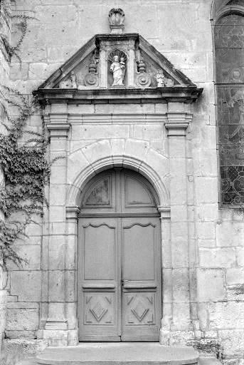 Portail latéral de la nef. © Yves Sancey / Région Bourgogne-Franche-Comté, Inventaire du patrimoine - 1974