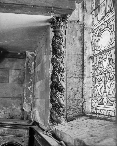 Colonne torse soutenant la tribune. © Yves Sancey / Région Bourgogne-Franche-Comté, Inventaire du patrimoine - 1974
