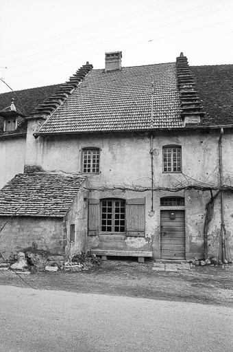Partie habitation en 1974. A noter le toit à "pas de moineaux" © F. Pernin / Région Bourgogne-Franche-Comté, Inventaire du patrimoine - 1974