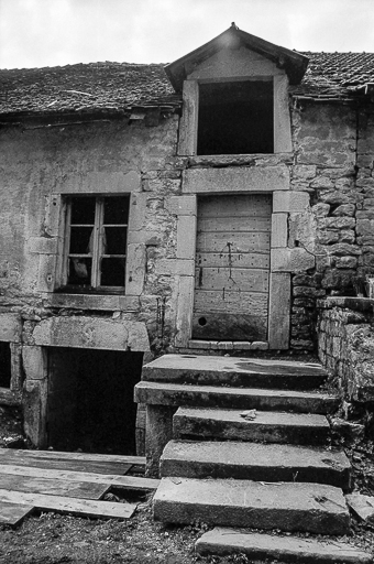 Maison cadastrée 1967 AH 242, située rue des Fontaines : façade antérieure. © F. Pernin / Région Bourgogne-Franche-Comté, Inventaire du patrimoine - 1974