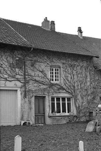 Maison cadastrée 1940 B2 148  située le long du chemin de grande communication de Poligny à Picarreau : façade antérieure. © F. Pernin / Région Bourgogne-Franche-Comté, Inventaire du patrimoine - 1974