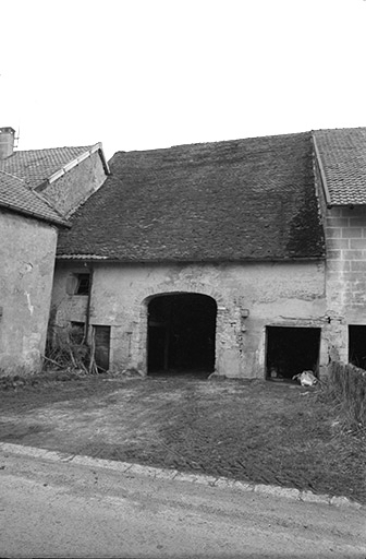 Ferme cadastrée 1940 B4  339 située au lieudit Coin du Dessus : façade sur rue. © F. Pernin / Région Bourgogne-Franche-Comté, Inventaire du patrimoine - 1974