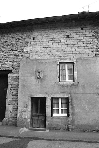 Maison cadastrée 1940 B4  située au lieudit Coin du Dessus, datée de 1728 (?) : façade antérieure. © F. Pernin / Région Bourgogne-Franche-Comté, Inventaire du patrimoine - 1974