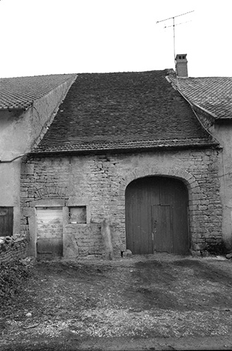 Ferme cadastrée 1940 B4 327  située au lieudit Coin du Dessus : façade postérieure. © F. Pernin / Région Bourgogne-Franche-Comté, Inventaire du patrimoine - 1974