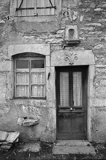 Ferme cadastrée 1965 AB 253, située rue de la Roche : porte de la partie habitation. © F. Pernin / Région Bourgogne-Franche-Comté, Inventaire du patrimoine - 1974