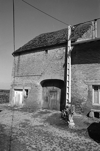 Ferme cadastrée 1957 A1 85, située le long du chemin de grande communication n° 96 de Plasne à Mirebel : parties agricoles. A noter le toit de laves. © F. Pernin / Région Bourgogne-Franche-Comté, Inventaire du patrimoine - 1974