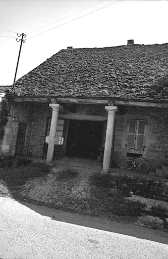 Ferme cadastrée 1957 A1 307, située le long du chemin de grande communication n° 96 de Plasne à Mirebel  : façade antérieure © F. Pernin / Région Bourgogne-Franche-Comté, Inventaire du patrimoine - 1974