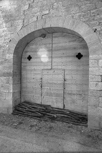 Ferme cadastrée 1967 AH 87, située le long du chemin départemental n° 209 E : porte de grange. © F. Pernin / Région Bourgogne-Franche-Comté, Inventaire du patrimoine - 1974