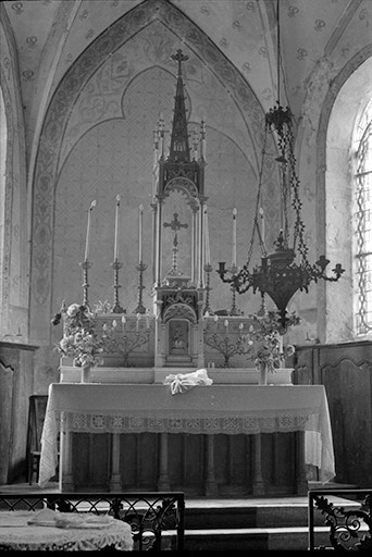 Maître-autel du XXe siècle en pierre : vue d'ensemble. © Guy Forestier / Région Bourgogne-Franche-Comté, Inventaire du patrimoine - 1974