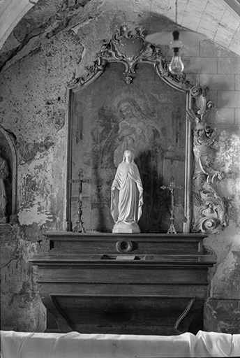 Autel latéral nord du XVIIIe siècle en pierre : vue d'ensemble. © Guy Forestier / Région Bourgogne-Franche-Comté, Inventaire du patrimoine - 1974