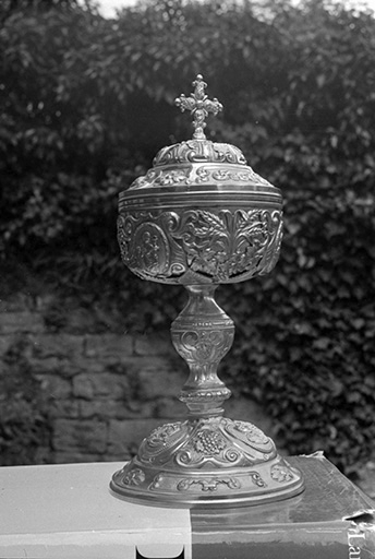 Ciboire en cuivre repoussé, XIXe siècle : vue d'ensemble © Guy Forestier / Région Bourgogne-Franche-Comté, Inventaire du patrimoine - 1974