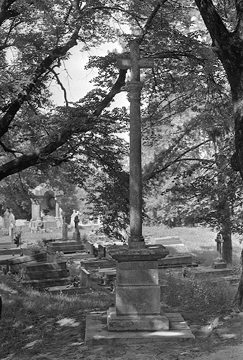 Croix de cimetière en calcaire, 1732 : vue d'ensemble © Guy Forestier / Région Bourgogne-Franche-Comté, Inventaire du patrimoine - 1974