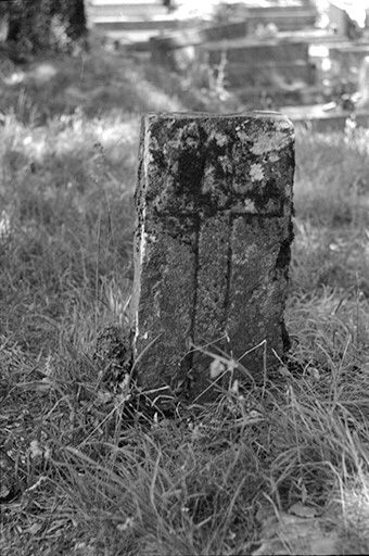 Borne de cimetière en calcaire, XVIIe siècle (?) : vue de face © Guy Forestier / Région Bourgogne-Franche-Comté, Inventaire du patrimoine - 1974