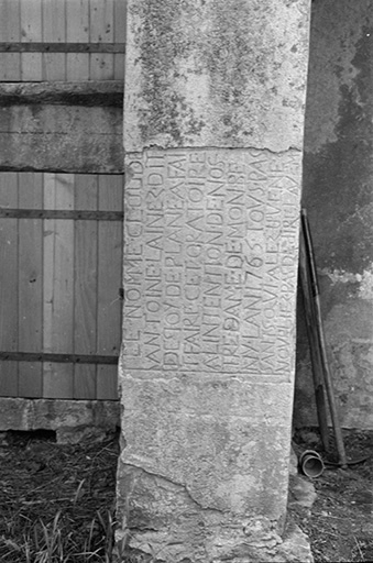 Fragment d'oratoire en calcaire, 1765 : vue de face © Guy Forestier / Région Bourgogne-Franche-Comté, Inventaire du patrimoine - 1974