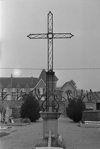 Croix de cimetière, 19ème siècle : vue d'ensemble © Guy Forestier / Région Bourgogne-Franche-Comté, Inventaire du patrimoine - 1974