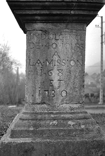 Croix de mission, pierre et fer forgé : détail de la base et de son inscription "Indulgence à la mission 1683 et 1730". © Guy Forestier / Région Bourgogne-Franche-Comté, Inventaire du patrimoine - 1974
