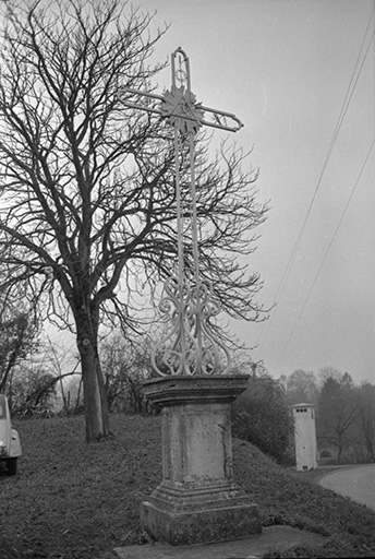 Croix de mission, pierre et fer forgé : vue d'ensemble © Guy Forestier / Région Bourgogne-Franche-Comté, Inventaire du patrimoine - 1974