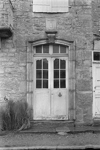 Porte de maison avec blason, 18ème siècle : vue de face © Guy Forestier / Région Bourgogne-Franche-Comté, Inventaire du patrimoine - 1974