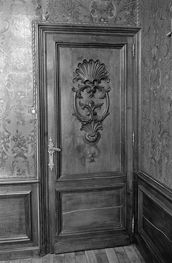 Foyer sainte Marthe : porte en bois sculpté, 20ème siècle. © Guy Forestier / Région Bourgogne-Franche-Comté, Inventaire du patrimoine - 1974