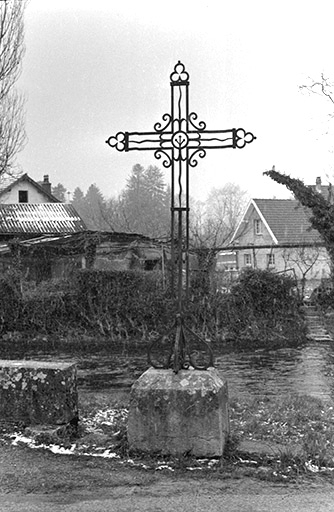 Croix de chemin, 19e siècle : vue d'ensemble © Guy Forestier / Région Bourgogne-Franche-Comté, Inventaire du patrimoine - 1974