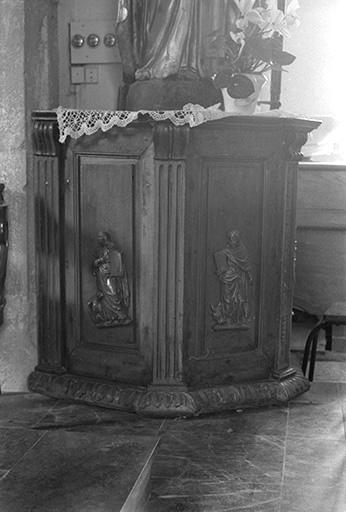 Cuve de la chaire à prêcher située à l'entrée du choeur. © Guy Forestier / Région Bourgogne-Franche-Comté, Inventaire du patrimoine - 1974