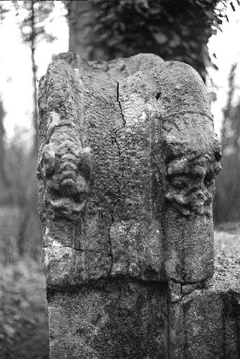 Vue des moulures d'un fragment de portail. © Guy Forestier / Région Bourgogne-Franche-Comté, Inventaire du patrimoine - 1974