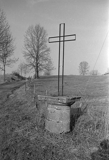 Croix de chemin en pierre et fer forgé, 1826 : vue de face © Guy Forestier / Région Bourgogne-Franche-Comté, Inventaire du patrimoine - 1974