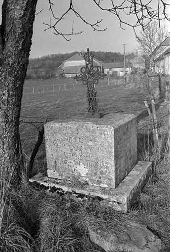 Croix de chemin en pierre et fonte, 1875 : vue de face © Guy Forestier / Région Bourgogne-Franche-Comté, Inventaire du patrimoine - 1974