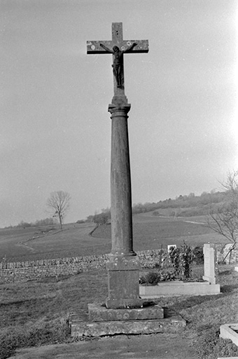 Croix de cimetière en pierre et fonte, 1858 : vue de face © Guy Forestier / Région Bourgogne-Franche-Comté, Inventaire du patrimoine - 1974