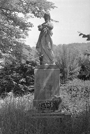 Statue de la Vierge en calcaire, 1872 située sur la route de Ménétru à Frontenay : vue de face © Guy Forestier / Région Bourgogne-Franche-Comté, Inventaire du patrimoine - 1974