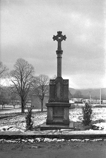 Croix monumentale en calcaire, 1877 : vue de face © Guy Forestier / Région Bourgogne-Franche-Comté, Inventaire du patrimoine - 1974