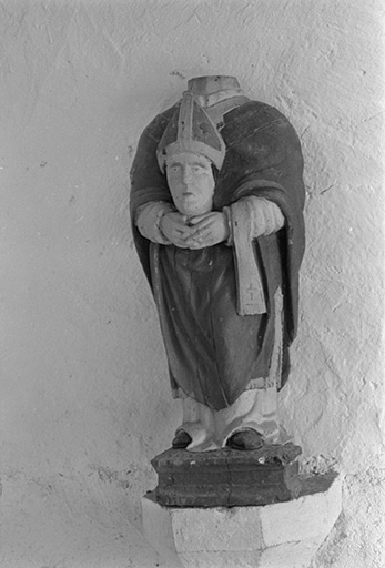 Statue de saint évêque tenant sa tête dans les mains, bois, XVIIe ou XVIIIe siècle : vue de face © Guy Forestier / Région Bourgogne-Franche-Comté, Inventaire du patrimoine - 1974