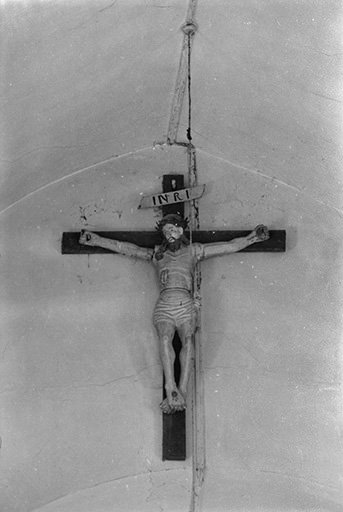 Christ en croix, bois peint polychrome, XVIIe ou XVIIIe siècle : vue de face. © Guy Forestier / Région Bourgogne-Franche-Comté, Inventaire du patrimoine - 1974