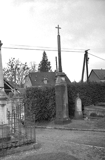 Croix de cimetière, calcaire et fer forgé : vue d'ensemble. © Guy Forestier / Région Bourgogne-Franche-Comté, Inventaire du patrimoine - 1974
