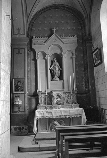 Autel latéral en pierre clacaire, 19ème siècle : vue d'ensemble. © Guy Forestier / Région Bourgogne-Franche-Comté, Inventaire du patrimoine - 1974
