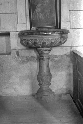 Fonts baptismaux en marbre, 18ème siècle : vue d'ensemble © Guy Forestier / Région Bourgogne-Franche-Comté, Inventaire du patrimoine - 1974
