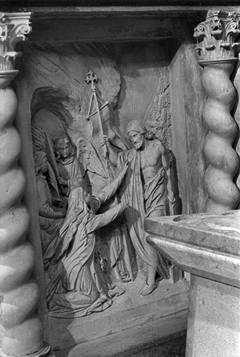 Bas-relief droit du maître-autel représentant le Christ apparaissant à sainte Madeleine, XIXe siècle : vue de trois quarts © Guy Forestier / Région Bourgogne-Franche-Comté, Inventaire du patrimoine - 1974
