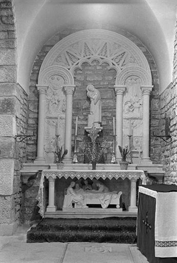 Autel latéral sud dédié à saint Joseph et son retable, calcaire, XIXe siècle : vue de face © Guy Forestier / Région Bourgogne-Franche-Comté, Inventaire du patrimoine - 1974