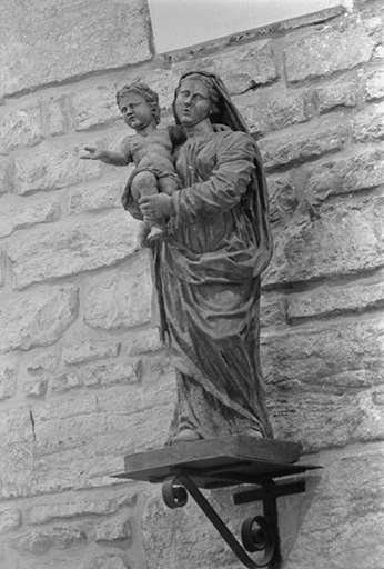 Statue de Vierge à l'Enfant en bois, XVIIe siècle : vue de face © Guy Forestier / Région Bourgogne-Franche-Comté, Inventaire du patrimoine - 1974
