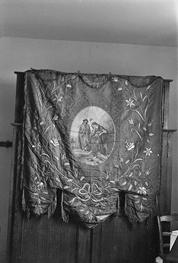 Bannière représentant sainte Marie-Madeleine, tissu rouge, XIXe siècle : vue de face © Guy Forestier / Région Bourgogne-Franche-Comté, Inventaire du patrimoine - 1974