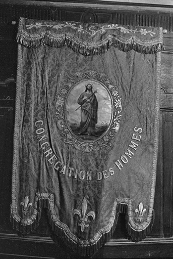 Bannière de la congrégation des hommes en tissu rouge, XIXe siècle : vue de face © Guy Forestier / Région Bourgogne-Franche-Comté, Inventaire du patrimoine - 1974