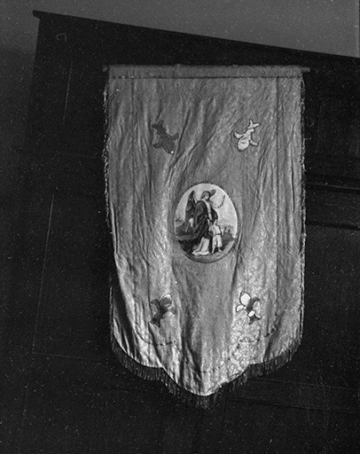 Bannière des jeunes filles en tissu vert, XIXe siècle : vue du revers © Guy Forestier / Région Bourgogne-Franche-Comté, Inventaire du patrimoine - 1974