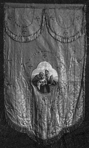 Bannière des jeunes filles en tissu vert, XIXe siècle : vue de face © Guy Forestier / Région Bourgogne-Franche-Comté, Inventaire du patrimoine - 1974