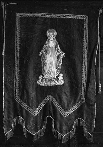Bannière représentant la Vierge au serpent, tissu violet, XXe siècle : vue de face © Guy Forestier / Région Bourgogne-Franche-Comté, Inventaire du patrimoine - 1974