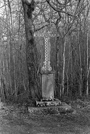 Croix de mission en pierre, fer forgé et fonte, 1875 : vue de face. © Guy Forestier / Région Bourgogne-Franche-Comté, Inventaire du patrimoine - 1974